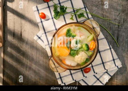 Un assortimento di verdure in vaso di vetro su un tovagliolo da vicino Foto Stock