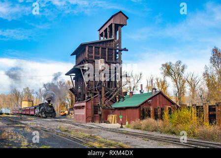 CUMBRES, Nuovo Messico, Stati Uniti d'America. Ultimo Cumbres & Toltec steamtrain della stagione che entrano nella stazione auf Cumbres Foto Stock