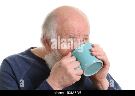 Uomo anziano di bere dalla tazza, isolato su bianco Foto Stock