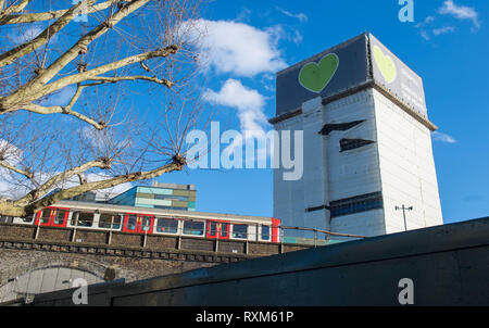 Grenfell Tower, a ovest di Londra, dopo venti alti danneggiato fogli di plastica che copre l'edificio. Foto Stock