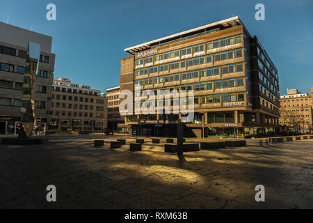 STUTTGART, Germania - FEBBRAIO 24,2019:Kleiner Schlossplatz si tratta di un edificio di uffici di BW Bank,uno dei Sud Germanie grandi banche. Foto Stock