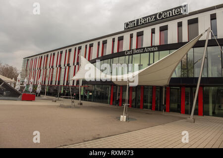 STUTTGART, Germania - MARZO 02,2019:Bad Cannstatt la Carl Benz Arena è in Neckarpark e si tratta di una grande sala eventi per gli eventi sportivi, concerti e conventi Foto Stock
