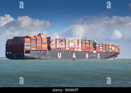 La nave container Ultra-Large a pieno carico, UASC SAJIR, (rinominata BRUSSELS EXPRESS) parte dal porto di Southampton, Hampshire, Regno Unito. Foto Stock