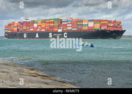 Il caricato completamente Ultra-Large UASC Nave portacontainer, SAJIR, Passa Calshot Spit come ella si diparte il Porto di Southampton, Hampshire, Regno Unito. Foto Stock