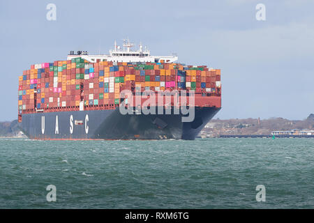 La nave portacontainer Full Loaded Ultra-Large, SAJIR, (rinominata BRUSSELS EXPRESS) parte dal porto di Southampton, Hampshire, Regno Unito. Foto Stock