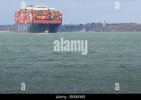 La UASC Ultra-Large nave portacontainer, SAJIR, scortato da un porto Lancio del Progetto Pilota, parte il Porto di Southampton, Hampshire, Regno Unito. Foto Stock