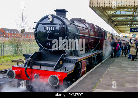 LMS Stanier class 8F 2-8-0 in attesa della partenza a loughborough stazione sul percorso a Leicester sulla grande stazione ferroviaria centrale Foto Stock