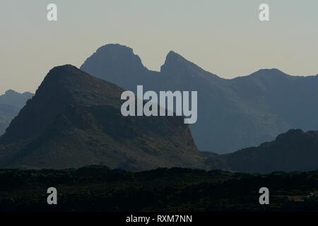 Bellissimi tramonti sulle montagne più alte di Oman. Jabal al Akhdar. Al montagne Hajar. Foto Stock