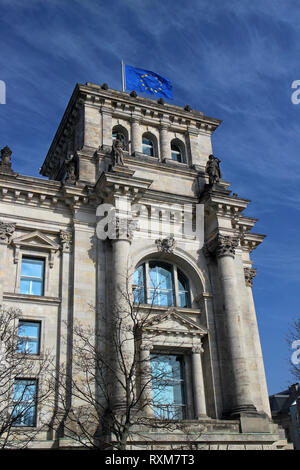 Angolo del Reichstag con una bandiera UE sul tetto Foto Stock
