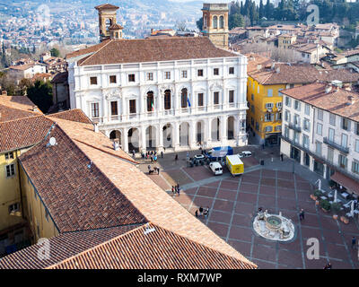 BERGAMO, Italia - 19 febbraio 2019: sopra vista dei turisti sulla Piazza Vecchia Piazza e Palazzo Nuova dal Campanone (Torre civica) torre campanaria in citt Foto Stock