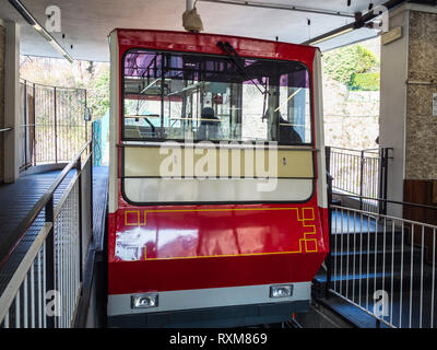 BERGAMO, Italia - 19 febbraio 2019: auto di San Vigilio Funicolare sul colle di San Vigilio dalla stazione di Bergamo città. Il treno passa dal Largo porta S Alessa Foto Stock