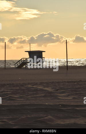 Torre bagnino sulla spiaggia di Santa Monica durante il tramonto Foto Stock