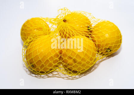 I limoni nella borsa a rete Foto Stock
