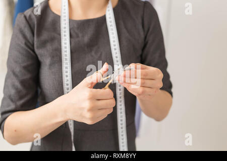 Sarta, designer di moda e di concetto su misura - sarta e le mani vicino fino in officina Foto Stock