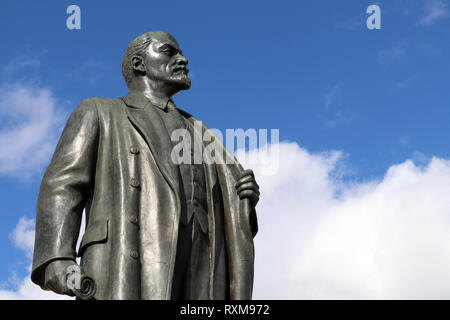 Monumento a Lenin, il leader del proletariato russo contro il cielo blu con nuvole bianche Foto Stock