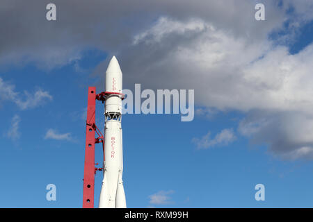 Monumento dell'astronave russo "Vostok 1', primo razzo sovietico a VDNH a Mosca contro il cielo blu con nuvole Foto Stock