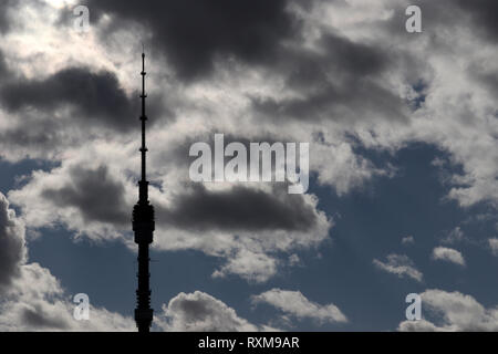 Kuskovo TV Tower silhouette di Mosca contro il cielo nuvoloso scuro. Media russi, sfondo drammatico, tempesta meteo Foto Stock