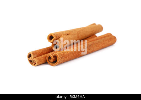 Close up mucchio di tre bastoncini di cannella isolati su sfondo bianco, ad alto angolo di visione Foto Stock