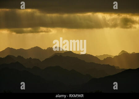 Bellissimi tramonti sulle montagne più alte di Oman. Jabal al Akhdar. Al montagne Hajar. Foto Stock