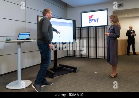 U.S prima signora Melania Trump ascolta una Xbox i controlli censura e presentazione di accessibilità da Dave McCarthy, Microsoft Corporate Vice Presidente delle operazioni di Xbox di Microsoft Executive Briefing Center Marzo 4, 2019 a Redmond, Washington. Foto Stock