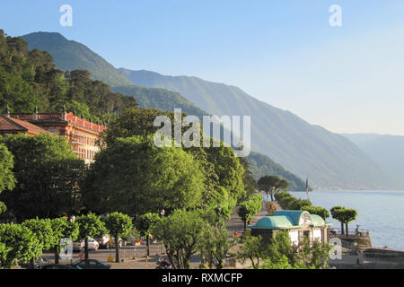 Uno splendido scenario di Bellagio sul Lago di Como, pomeriggio di sole sul lago waterfront, Fotografia di viaggio, primavera Foto Stock