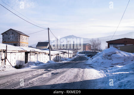 Vista del Sheregesh località urbane in montagna Shoria, Siberia - Russia. Foto Stock