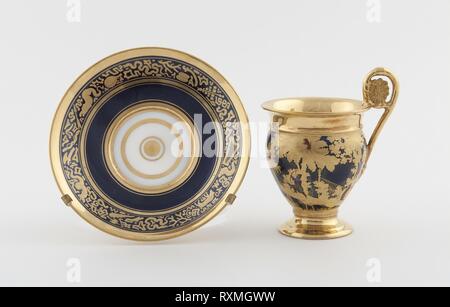 Tazza e piattino. Denuelle manifattura di porcellana; francese, 1818-1829. Data: 1815-1825. Dimensioni: Cup: H. 11 cm (4 5/16 in.); piattino: diam. 13,5 cm (5 5/16 in.). Disco di pasta di porcellana, blu scuro terreno, smalti policromi e dorature. Provenienza: Parigi. Museo: Chicago Art Institute. Foto Stock