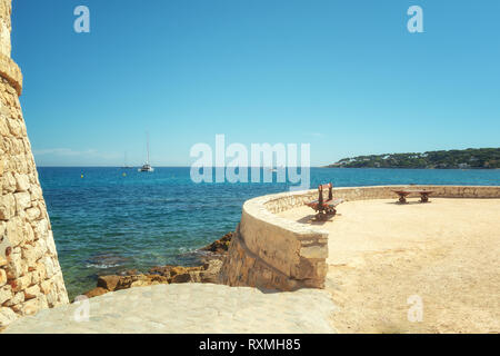 Punto di vista sul Mar Ligure decorata con due statue di donne in possesso di una torcia in San Remo in Italia. Foto Stock