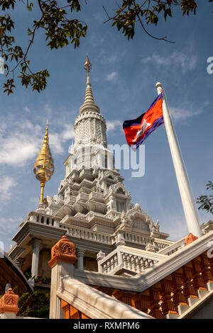 Cambogia, Phnom Penh, Oudong, Cambogiano bandiera nazionale battenti in corrispondenza del Buddha reliquia sopracciglia stupa Foto Stock