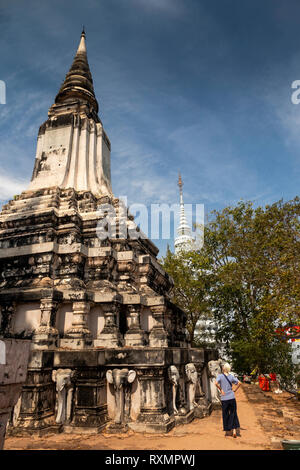 Cambogia, Phnom Penh, Oudong, senior turista femminile a Damrel Sam Poan stupa, costruito da Re Chey Vhetha II Foto Stock