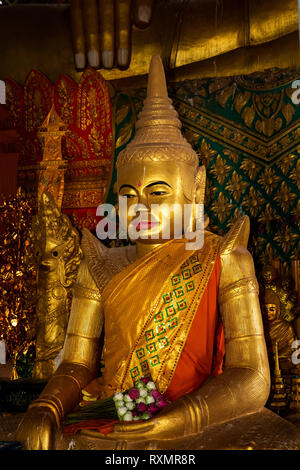 Cambogia, Phnom Penh, Oudong, Preah Vihear Ath uova e lattimi, golden kenar statua in vihar ricostruito Foto Stock