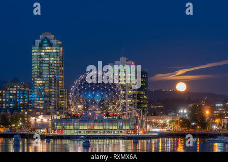 L'Harvest Moon sorge accanto al mondo della scienza, False Creek, Vancouver, British Columbia, Canada Foto Stock