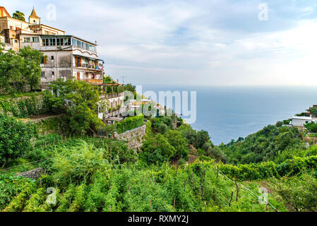 Napoli, Positano Italia - 12 Agosto 2015 : sentiero escursionistico sulla Costiera Amalfitana: 'Sentiero degli Dei' (Dio). Una vista dal sentiero verso il basso per la casa Foto Stock