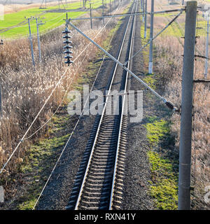 Tracciato ferroviario. Vista superiore sulle rotaie. Le linee elettriche ad alta tensione per i treni elettrici. Foto Stock