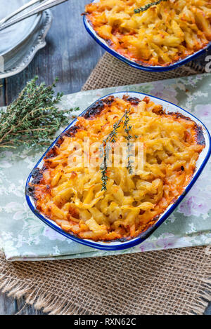 Stile svizzero röstinchen di patate e carne di maiale cuocere Foto Stock