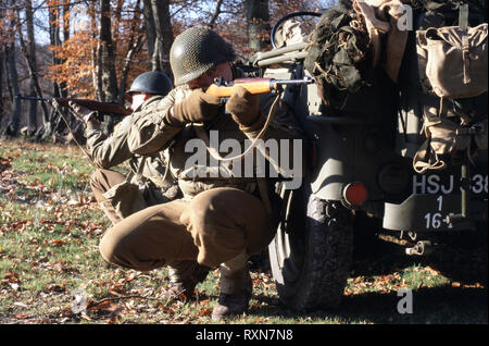 WW2 American GIs in combattimento (Reenactors) Foto Stock