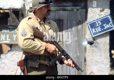 WW2 American GIs in combattimento (Reenactors) Foto Stock