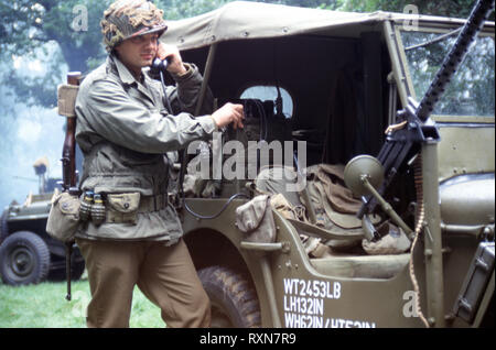 WW2 American GI utilizzando una radio (Reenactors) Foto Stock