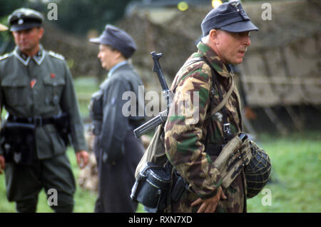 Un WW2 paracadutista tedesco la formazione le sue truppe. Foto Stock