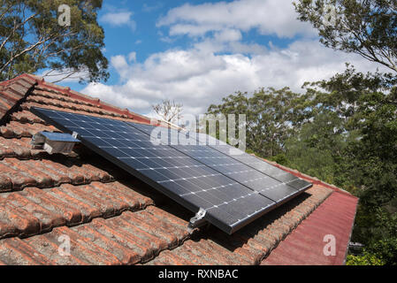 Un array di roof top solari fotovoltaiche (PV) pannelli su una casa a Sydney in Australia. Questi pannelli sono tutti installati con singoli micro inverter. Foto Stock