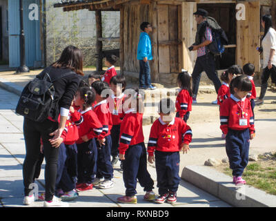 Seoul, Corea del Sud, Ottobre 2012: coreano asilo nido Kids in escursione di Gyeongbokgung Palace a Seul Foto Stock