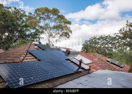 Un array di roof top solari fotovoltaiche (PV) pannelli su una casa a Sydney in Australia. Questi pannelli sono tutti installati con singoli micro inverter. Foto Stock