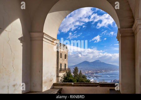 Napoli Campania Italia. Vista del golfo di Napoli e del Vesuvio dalla Certosa di San Martino (Certosa di San Martino), un ex monastero Foto Stock