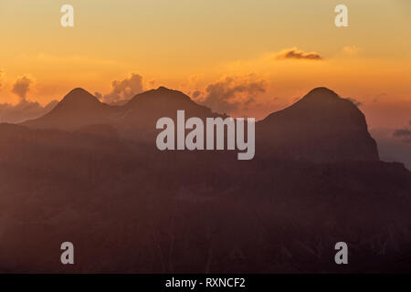 Profili delle cime delle Tofane (Tofana di Rozes, Tofana di Mzzo, Tofana di dentro). Alba sulle Dolomiti. Alpi Italiane. Europa. Foto Stock