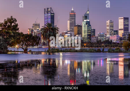 La sera le luci della città di Perth, Western Australia, Foto Stock