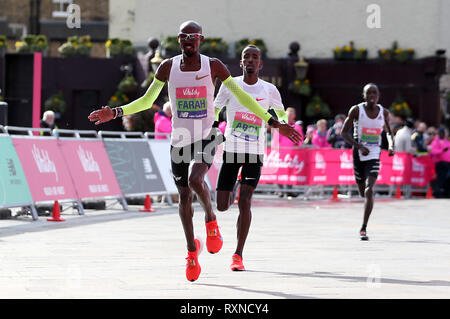 Mo Farah sul suo modo di attraversare la linea del traguardo per vincere gli uomini di gara durante la vitalità grande la metà a Londra. Foto Stock