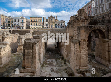 L' anfiteatro romano (Anfiteatro romano ), Chiesa di Santa Maria della Grazia su Sant'Oronzo (Piazza) nel centro storico di Lecce, Puglia, Italia Foto Stock