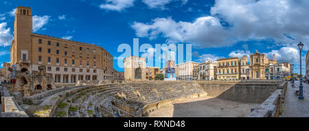 Vista panoramica dell'anfiteatro romano (Anfiteatro romano ), Chiesa di Santa Maria della Grazia su Sant'Oronzo (Piazza). LECCE, PUGLIA, Italia Foto Stock