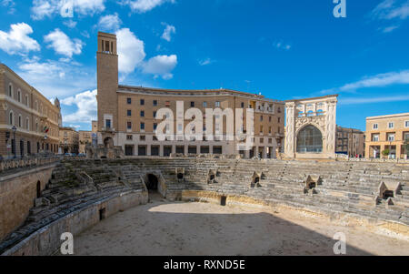 Vista panoramica dell'anfiteatro romano (Anfiteatro romano ), Chiesa di Santa Maria della Grazia su Sant'Oronzo (Piazza). LECCE, PUGLIA, Italia Foto Stock