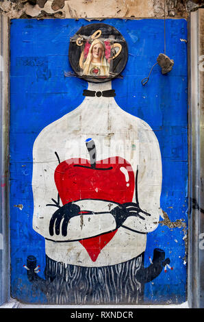 Napoli Campania Italia. Sacro profano Street graffiti a Quartieri Spagnoli (quartieri spagnoli), una parte della città di Napoli in Italia. È un povero ar Foto Stock